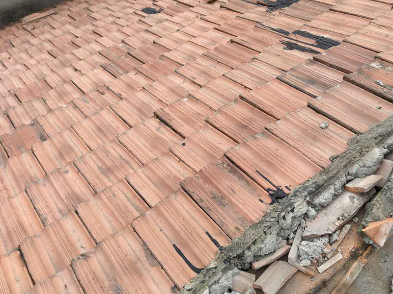 瓦房拆除防水維修：在屋頂擺列的椽子上，一般會(huì)加蓋一層木板，稱作望板，用以承托苫背和瓦件，除了木質(zhì)望板之外，還有荊芭，瓦芭，席箔，葦箔，望磚等其他材料，在這一層上面使用泥灰做防水層，這個(gè)操作就是所謂的苫背。防水層先以白灰膏封閉望板的縫隙，再鋪青灰，類似于現(xiàn)在的混凝土，然后加上10厘米左右的灰背，以石灰和細(xì)粘土混合拍實(shí)，用以做剛性防水。瓦件的疊加總會(huì)有滲漏，這是第二道防線。當(dāng)然還有使用類似現(xiàn)在金屬卷材的鉛錫背，防水性能更佳。