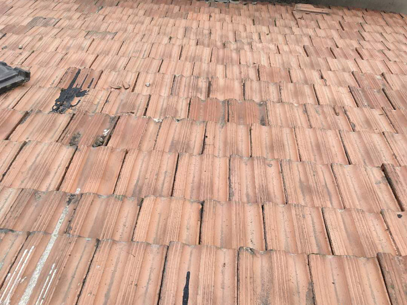 瓦房拆除防水維修：在屋頂擺列的椽子上，一般會(huì)加蓋一層木板，稱作望板，用以承托苫背和瓦件，除了木質(zhì)望板之外，還有荊芭，瓦芭，席箔，葦箔，望磚等其他材料，在這一層上面使用泥灰做防水層，這個(gè)操作就是所謂的苫背。防水層先以白灰膏封閉望板的縫隙，再鋪青灰，類似于現(xiàn)在的混凝土，然后加上10厘米左右的灰背，以石灰和細(xì)粘土混合拍實(shí)，用以做剛性防水。瓦件的疊加總會(huì)有滲漏，這是第二道防線。當(dāng)然還有使用類似現(xiàn)在金屬卷材的鉛錫背，防水性能更佳。