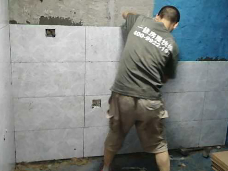 衛(wèi)生間防水貼磚:是在地面用水泥砂漿找平一次，等它干透后再做防水。那些詢問做完防水能不能馬上貼瓷磚的業(yè)主，首先要搞清楚，防水不是只做一遍就可以的。一般的防水施工要做2到3遍，而且防水的順序也是有講究的，比如，要先做完墻面防水再貼墻磚，其次才可以做地面防水，再貼地磚。因為地面經(jīng)常會踩來踩去，地面防水如果先做了會很容易踩壞。在2到3遍的防水層全部做好后，會有5到7天的固化期，所以自然的，貼瓷磚肯定是要等到這之后才能做