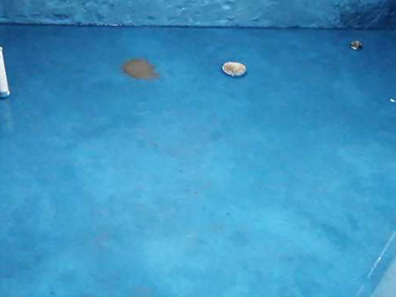 衛(wèi)生間防水貼磚:是在地面用水泥砂漿找平一次，等它干透后再做防水。那些詢問做完防水能不能馬上貼瓷磚的業(yè)主，首先要搞清楚，防水不是只做一遍就可以的。一般的防水施工要做2到3遍，而且防水的順序也是有講究的，比如，要先做完墻面防水再貼墻磚，其次才可以做地面防水，再貼地磚。因為地面經(jīng)常會踩來踩去，地面防水如果先做了會很容易踩壞。在2到3遍的防水層全部做好后，會有5到7天的固化期，所以自然的，貼瓷磚肯定是要等到這之后才能做