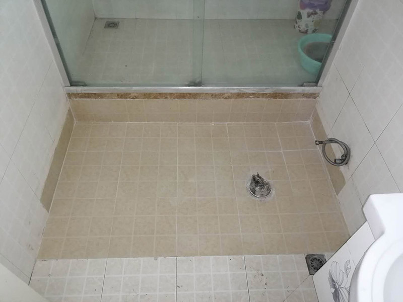 衛(wèi)生間蹲便改馬桶：1、蹲坑改座便，先測量下水口圓心至墻的距離。根據(jù)這個距離買馬桶。不要買所謂的蹲改坐專用馬桶，挑個孔距合適的虹吸馬桶吧。2、安裝馬桶前，一定先測試下水管道是否暢通。辦法：裝滿一桶水，整桶快速倒進下水道，注意看下水道里的水位有沒有上漲。如果有上漲就必須先徹底疏通。不上漲是合格的。3、安裝時切忌不要封死馬桶底部兩邊的螺絲孔。不用加裝什么排氣孔。螺絲孔就能排氣。4、如果有條件，最好去樓下把下水管道換成直接彎頭。蹲坑使用的是存水彎。不利于馬桶下水。5、如果管道沒有更換，請注意：有些人為了省水，會少沖水，這樣容易造成管道老化或堵塞。