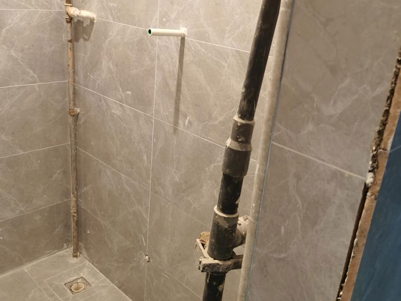 衛(wèi)生間貼磚施工：應(yīng)全部清理墻面上的各類污物，打掃干凈現(xiàn)場，特別是腳落里。用泥刀先批墻，后用水泥漿找平。這個工序很重要，確保底子平，防止貼后空鼓。墻面要刷防水涂料，防止貼后浸水，一般高度不低于1.8米，刷的時候會稍高一些。根據(jù)設(shè)計鋪貼圖樣的要求，確定排磚方案，用墨斗彈線，以減少施工損耗。把剛剛攪拌好的粘結(jié)劑漿料均勻的刮到墻上。瓷磚上墻將經(jīng)過預(yù)先清潔的瓷磚平整地鋪貼在粘結(jié)劑漿料基層上，使用橡膠錘將瓷磚拍實鋪平。施工過程中，可小幅度轉(zhuǎn)動瓷磚，使?jié){料與瓷磚背面充分接觸。專家建議在鋪貼時，隨機(jī)取下已鋪貼于基層上的瓷磚作檢查。確保漿料與瓷磚背面的充分接觸。 留縫大小調(diào)整根據(jù)瓷磚的尺寸，在磚與磚之間預(yù)留相應(yīng)尺寸的縫隙留待嵌縫?？捎醚篮灥认裙潭?，粘結(jié)劑具有一定的可調(diào)整性，可對留縫的大小進(jìn)行調(diào)整。