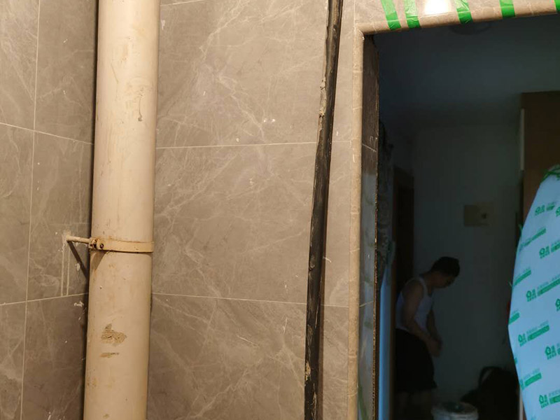 衛(wèi)生間貼磚施工：應(yīng)全部清理墻面上的各類污物，打掃干凈現(xiàn)場，特別是腳落里。用泥刀先批墻，后用水泥漿找平。這個工序很重要，確保底子平，防止貼后空鼓。墻面要刷防水涂料，防止貼后浸水，一般高度不低于1.8米，刷的時候會稍高一些。根據(jù)設(shè)計鋪貼圖樣的要求，確定排磚方案，用墨斗彈線，以減少施工損耗。把剛剛攪拌好的粘結(jié)劑漿料均勻的刮到墻上。瓷磚上墻將經(jīng)過預(yù)先清潔的瓷磚平整地鋪貼在粘結(jié)劑漿料基層上，使用橡膠錘將瓷磚拍實鋪平。施工過程中，可小幅度轉(zhuǎn)動瓷磚，使?jié){料與瓷磚背面充分接觸。專家建議在鋪貼時，隨機(jī)取下已鋪貼于基層上的瓷磚作檢查。確保漿料與瓷磚背面的充分接觸。 留縫大小調(diào)整根據(jù)瓷磚的尺寸，在磚與磚之間預(yù)留相應(yīng)尺寸的縫隙留待嵌縫?？捎醚篮灥认裙潭?，粘結(jié)劑具有一定的可調(diào)整性，可對留縫的大小進(jìn)行調(diào)整。