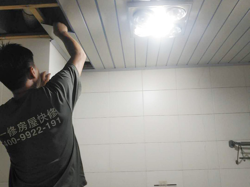 衛(wèi)生間整體拆除方案：首先，拆除瓷磚時要用電，而電是從客廳臨時拉的，為了避免在施工過程中發(fā)生觸電的現(xiàn)象，將電拉進衛(wèi)生間內(nèi)。其次，舊房改造拆除瓷磚時可以用沖擊電鉆，這種工具方便快捷，可自由更換。但在使用前應(yīng)檢查其是否靈活，可以通過空轉(zhuǎn)一分鐘的方法進行檢驗。用完之后及時進行清理。，梯子也是少不了的工具之一，它可以幫助工人拆掉處于高處的瓷磚，還可以架起臨時插座。拆磚應(yīng)從下至上進行，在施工過程中對地面及時進行處理，以免因垃圾過多從而影響后面的工作。同時要處理好房內(nèi)的防水層。拆除插座與水龍頭附近的瓷磚時應(yīng)小心，以免損壞水電設(shè)備。