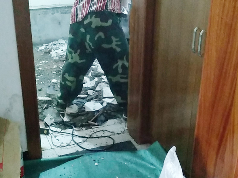 衛(wèi)生間整體拆除方案：首先，拆除瓷磚時要用電，而電是從客廳臨時拉的，為了避免在施工過程中發(fā)生觸電的現(xiàn)象，將電拉進衛(wèi)生間內(nèi)。其次，舊房改造拆除瓷磚時可以用沖擊電鉆，這種工具方便快捷，可自由更換。但在使用前應(yīng)檢查其是否靈活，可以通過空轉(zhuǎn)一分鐘的方法進行檢驗。用完之后及時進行清理。，梯子也是少不了的工具之一，它可以幫助工人拆掉處于高處的瓷磚，還可以架起臨時插座。拆磚應(yīng)從下至上進行，在施工過程中對地面及時進行處理，以免因垃圾過多從而影響后面的工作。同時要處理好房內(nèi)的防水層。拆除插座與水龍頭附近的瓷磚時應(yīng)小心，以免損壞水電設(shè)備。