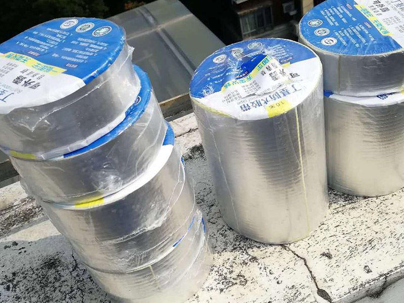 陽光房防水處理：陽光房防水還是結(jié)構(gòu)防水比較好。材料防水的做法：在中空玻璃和窗框接觸的位置采用減震墊，然后以密封膠填充。鋼結(jié)構(gòu)陽光房通常采用這種方法！、材料防水的弊端：密封材料在風(fēng)雨雪的侵蝕下容易失效，裂紋，變脆。此外，密封膠對紫外線銘感，易老化。這種密封材料通常會在兩三年后失效，導(dǎo)致陽光房漏水。 　　結(jié)構(gòu)防水的做法：EPDM膠條，密封膠條，爭強(qiáng)鋼板以及鋁合金型材和中空的連接方式?jīng)Q定了這種方法的科學(xué)性，因此這種防水效果極佳，即使膠條老化，更換膠條也是一件非常容易的事情。