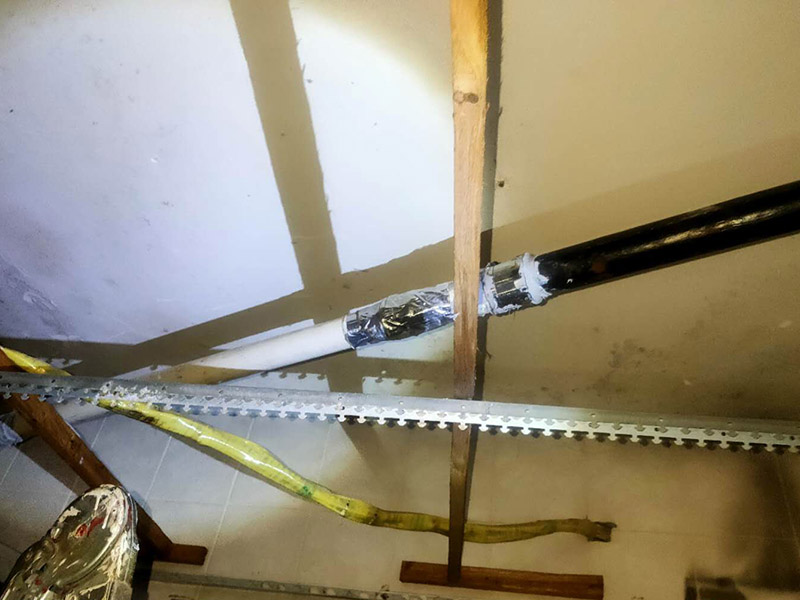 浴室水管維修更換：水管安裝后一定要進(jìn)行增壓測試：增壓測試一般是在1.5倍水壓的情況下進(jìn)行,在測試中應(yīng)沒有漏水現(xiàn)象。 水管走頂最安全。主要是水路改造大部分走暗管，而水的特性是水往低處流。如果管路走地下，一但發(fā)生漏水很難及時發(fā)現(xiàn)，只有水漫金山或者地板變形以及漏到樓下，才會發(fā)現(xiàn)漏水，且由于水管暗埋很難查出漏水之處。這時巨大的損失更是無法挽回，甚至嚴(yán)重的影響了友好的鄰里關(guān)系;如果水管走頂部，可能水改時費(fèi)用高些，但做為一項長遠(yuǎn)投資來看，是值得的。水管走頂，即使漏水，也能夠及時發(fā)現(xiàn)，便于檢修，損失也較小。