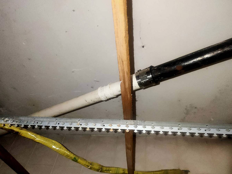 浴室水管維修更換：水管安裝后一定要進(jìn)行增壓測試：增壓測試一般是在1.5倍水壓的情況下進(jìn)行,在測試中應(yīng)沒有漏水現(xiàn)象。 水管走頂最安全。主要是水路改造大部分走暗管，而水的特性是水往低處流。如果管路走地下，一但發(fā)生漏水很難及時發(fā)現(xiàn)，只有水漫金山或者地板變形以及漏到樓下，才會發(fā)現(xiàn)漏水，且由于水管暗埋很難查出漏水之處。這時巨大的損失更是無法挽回，甚至嚴(yán)重的影響了友好的鄰里關(guān)系;如果水管走頂部，可能水改時費(fèi)用高些，但做為一項長遠(yuǎn)投資來看，是值得的。水管走頂，即使漏水，也能夠及時發(fā)現(xiàn)，便于檢修，損失也較小。