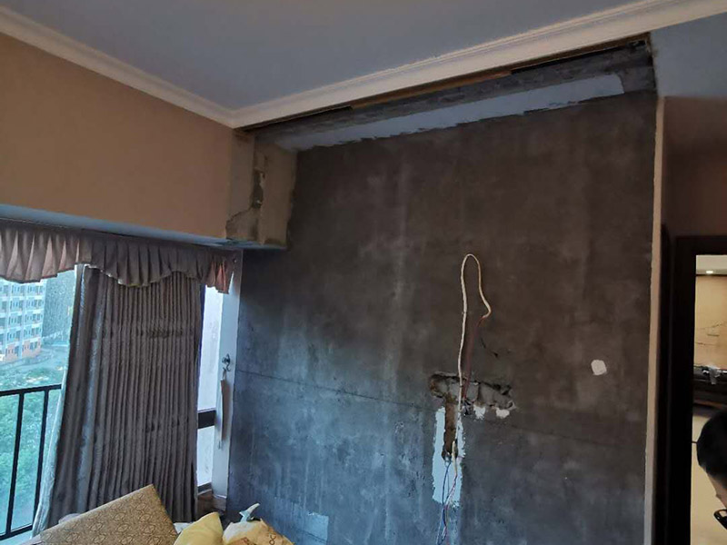 客廳背景墻拆除：拆除背景墻,具體需要看你是何種材料制作的背景墻。如果是大理石的,可以先輕輕砸一塊然后撬開其它,注意在施工過程中要慢點(diǎn),以免破壞墻體。實(shí)在不行可以去找專業(yè)的施工人員,他們又工具很好拆的,而且不會(huì)對(duì)墻有損壞。