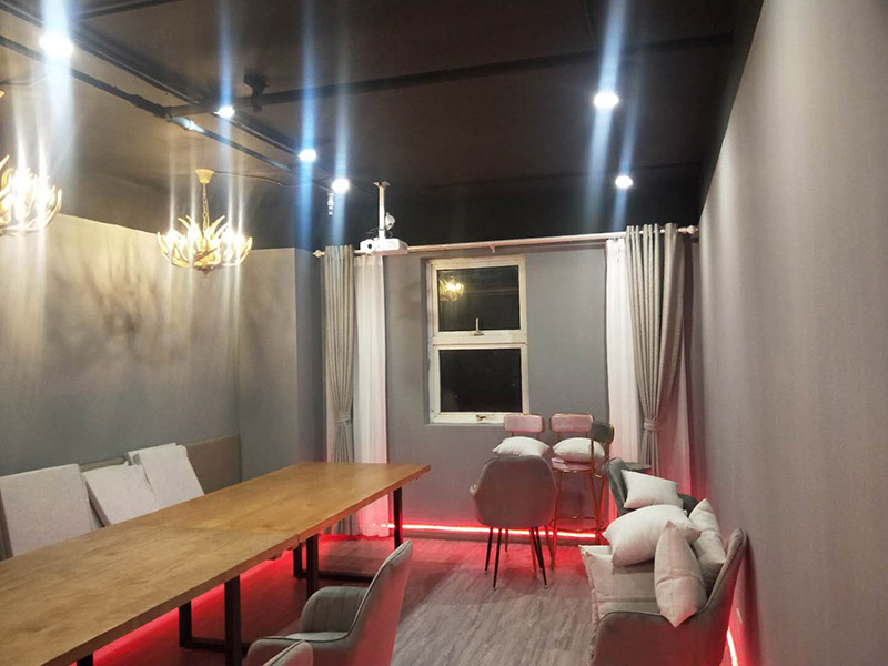 各類燈具安裝：先買好需要安裝的燈具，如果安裝的燈具比較高，需要準(zhǔn)備好一個人字梯。安裝前要把電源總閘關(guān)閉，然后再把燈具放在要安裝的位置，旋緊螺絲將燈具固定在天花板上，最后打開總閘看是否有亮。安裝燈具時大多要鉆孔，所以使用沖擊鉆時要注意安全。