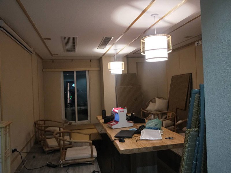 各類燈具安裝：先買好需要安裝的燈具，如果安裝的燈具比較高，需要準(zhǔn)備好一個人字梯。安裝前要把電源總閘關(guān)閉，然后再把燈具放在要安裝的位置，旋緊螺絲將燈具固定在天花板上，最后打開總閘看是否有亮。安裝燈具時大多要鉆孔，所以使用沖擊鉆時要注意安全。