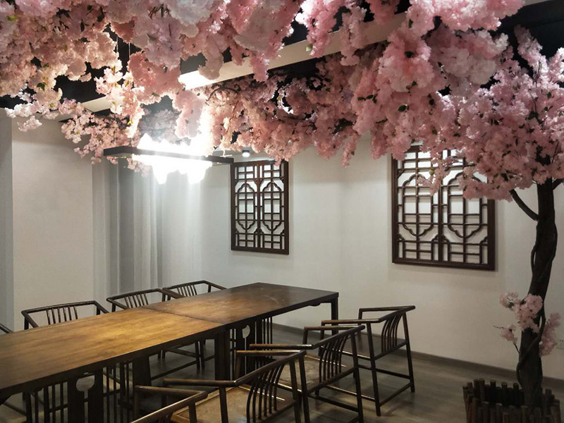 各類燈具安裝：先買好需要安裝的燈具，如果安裝的燈具比較高，需要準(zhǔn)備好一個人字梯。安裝前要把電源總閘關(guān)閉，然后再把燈具放在要安裝的位置，旋緊螺絲將燈具固定在天花板上，最后打開總閘看是否有亮。安裝燈具時大多要鉆孔，所以使用沖擊鉆時要注意安全。