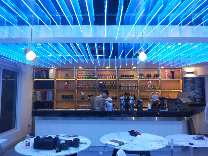 各類燈具安裝：先買好需要安裝的燈具，如果安裝的燈具比較高，需要準(zhǔn)備好一個人字梯。安裝前要把電源總閘關(guān)閉，然后再把燈具放在要安裝的位置，旋緊螺絲將燈具固定在天花板上，最后打開總閘看是否有亮。安裝燈具時大多要鉆孔，所以使用沖擊鉆時要注意安全。