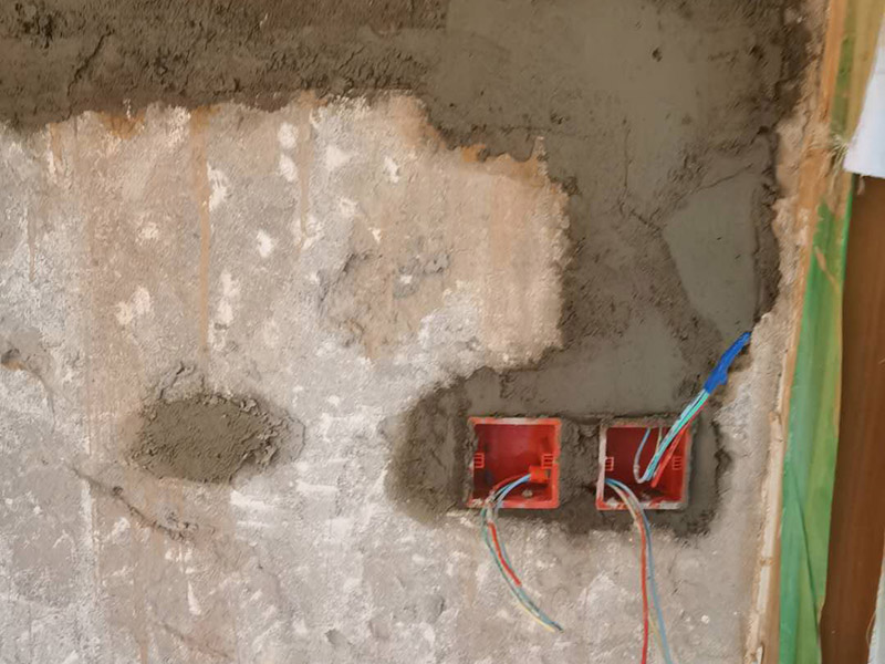 衛(wèi)生間水管鋪設(shè)找平：如果是在衛(wèi)生間，建議走吊頂內(nèi)，看不見，維修也方便，廚房這種地方，也可以沿著板底敷設(shè)。但要穿客廳，臥室（洗衣機設(shè)于陽臺，或要接至主臥衛(wèi)生間的管道）優(yōu)先考慮埋地，常規(guī)的做法是一半設(shè)于結(jié)構(gòu)的鋼筋保護層內(nèi)，一半設(shè)于找平層內(nèi)，但照你這樣，可能只有在地面上開槽自己另外敷設(shè)了。 先用卷尺量出所需管材長度；用專用管子剪或du割管器切割管材zhi，切割時必須使端面垂直于管軸線； 熱熔時，無旋轉(zhuǎn)地把管端導(dǎo)入加熱模頭套內(nèi)，插入到適當深度，同時，無旋轉(zhuǎn)地把管件推到加熱模頭上，達到相應(yīng)深度；達到加熱時間后，立即把管材管件從加熱模具上同時取下，迅速無旋轉(zhuǎn)地直線均勻插入到已熱熔的深度，使接頭處形成均勻凸緣，并要控制插進去后的反彈