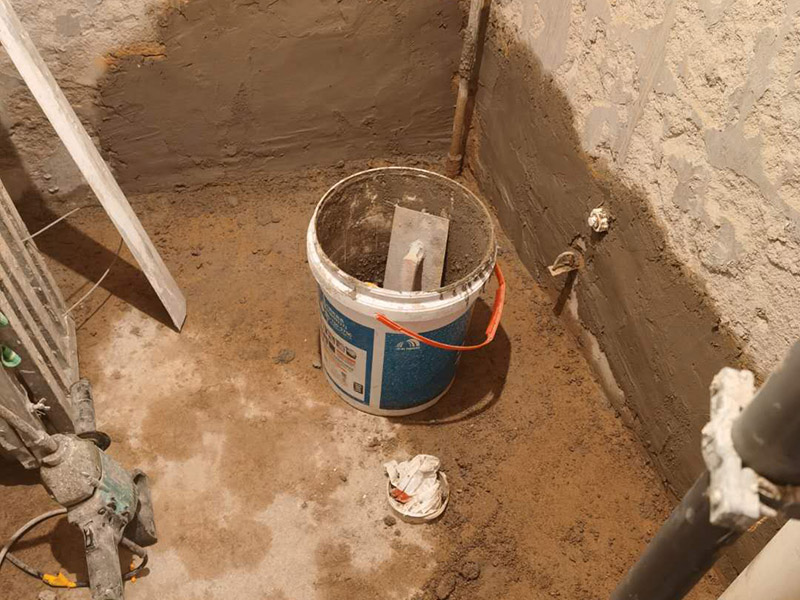 衛(wèi)生間水管鋪設(shè)找平：如果是在衛(wèi)生間，建議走吊頂內(nèi)，看不見，維修也方便，廚房這種地方，也可以沿著板底敷設(shè)。但要穿客廳，臥室（洗衣機設(shè)于陽臺，或要接至主臥衛(wèi)生間的管道）優(yōu)先考慮埋地，常規(guī)的做法是一半設(shè)于結(jié)構(gòu)的鋼筋保護層內(nèi)，一半設(shè)于找平層內(nèi)，但照你這樣，可能只有在地面上開槽自己另外敷設(shè)了。 先用卷尺量出所需管材長度；用專用管子剪或du割管器切割管材zhi，切割時必須使端面垂直于管軸線； 熱熔時，無旋轉(zhuǎn)地把管端導(dǎo)入加熱模頭套內(nèi)，插入到適當深度，同時，無旋轉(zhuǎn)地把管件推到加熱模頭上，達到相應(yīng)深度；達到加熱時間后，立即把管材管件從加熱模具上同時取下，迅速無旋轉(zhuǎn)地直線均勻插入到已熱熔的深度，使接頭處形成均勻凸緣，并要控制插進去后的反彈