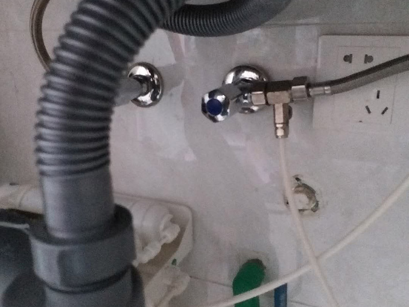 水龍頭角閥更換：關(guān)水管總閘，讓斷掉處的水管內(nèi)的水流干。小區(qū)總閘一般是在樓梯間，電梯間，開關(guān)就在水表旁邊。讓開關(guān)垂直水管即為關(guān)閉。將斷頭管鋸開了一個小口，接下來，就用平口一字螺絲刀，和小榔頭，將斷頭鑿出。用平口螺絲刀刀口對準(zhǔn)斷頭剛被鋸條鋸出的口子的旁邊的管壁，然后用榔頭敲擊螺絲刀的木柄頂部，這樣便可輕易剔除斷頭，只要打開一個小口，后面的用螺絲刀輕輕一撮就全部掉了。 最后安裝角閥或者水龍頭了，需要提前買好匹配的水龍頭或者角閥。在安裝之前，需要先將水膠帶纏繞在角閥或水龍頭絲口上，可以稍微弄點水濕潤一下，更好纏繞，纏繞的時候要采用逆時針方向纏繞。