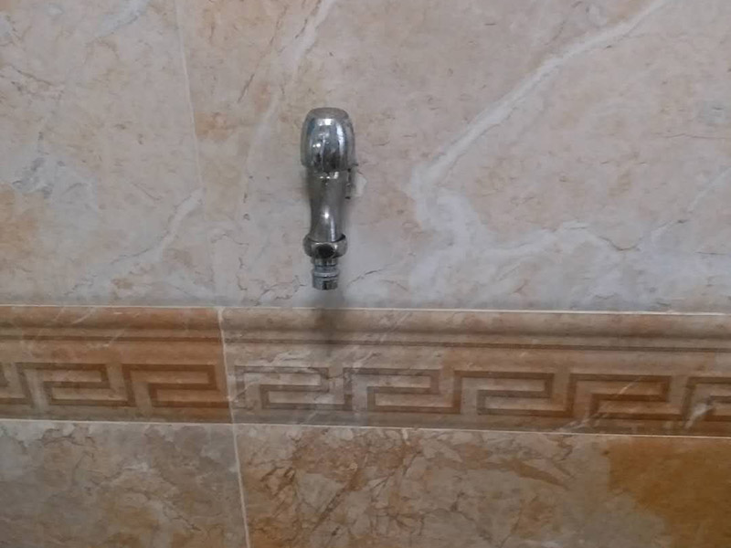 水龍頭角閥更換：關(guān)水管總閘，讓斷掉處的水管內(nèi)的水流干。小區(qū)總閘一般是在樓梯間，電梯間，開關(guān)就在水表旁邊。讓開關(guān)垂直水管即為關(guān)閉。將斷頭管鋸開了一個小口，接下來，就用平口一字螺絲刀，和小榔頭，將斷頭鑿出。用平口螺絲刀刀口對準(zhǔn)斷頭剛被鋸條鋸出的口子的旁邊的管壁，然后用榔頭敲擊螺絲刀的木柄頂部，這樣便可輕易剔除斷頭，只要打開一個小口，后面的用螺絲刀輕輕一撮就全部掉了。 最后安裝角閥或者水龍頭了，需要提前買好匹配的水龍頭或者角閥。在安裝之前，需要先將水膠帶纏繞在角閥或水龍頭絲口上，可以稍微弄點水濕潤一下，更好纏繞，纏繞的時候要采用逆時針方向纏繞。