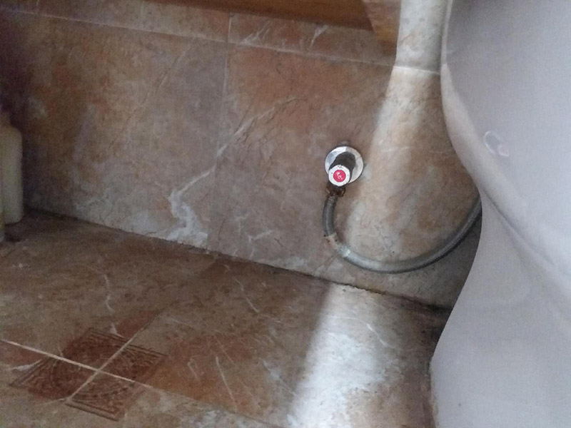 水龍頭角閥更換：關(guān)水管總閘，讓斷掉處的水管內(nèi)的水流干。小區(qū)總閘一般是在樓梯間，電梯間，開關(guān)就在水表旁邊。讓開關(guān)垂直水管即為關(guān)閉。將斷頭管鋸開了一個小口，接下來，就用平口一字螺絲刀，和小榔頭，將斷頭鑿出。用平口螺絲刀刀口對準(zhǔn)斷頭剛被鋸條鋸出的口子的旁邊的管壁，然后用榔頭敲擊螺絲刀的木柄頂部，這樣便可輕易剔除斷頭，只要打開一個小口，后面的用螺絲刀輕輕一撮就全部掉了。 最后安裝角閥或者水龍頭了，需要提前買好匹配的水龍頭或者角閥。在安裝之前，需要先將水膠帶纏繞在角閥或水龍頭絲口上，可以稍微弄點水濕潤一下，更好纏繞，纏繞的時候要采用逆時針方向纏繞。