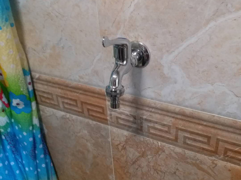 水龍頭角閥更換：關(guān)水管總閘，讓斷掉處的水管內(nèi)的水流干。小區(qū)總閘一般是在樓梯間，電梯間，開關(guān)就在水表旁邊。讓開關(guān)垂直水管即為關(guān)閉。將斷頭管鋸開了一個小口，接下來，就用平口一字螺絲刀，和小榔頭，將斷頭鑿出。用平口螺絲刀刀口對準(zhǔn)斷頭剛被鋸條鋸出的口子的旁邊的管壁，然后用榔頭敲擊螺絲刀的木柄頂部，這樣便可輕易剔除斷頭，只要打開一個小口，后面的用螺絲刀輕輕一撮就全部掉了。 最后安裝角閥或者水龍頭了，需要提前買好匹配的水龍頭或者角閥。在安裝之前，需要先將水膠帶纏繞在角閥或水龍頭絲口上，可以稍微弄點水濕潤一下，更好纏繞，纏繞的時候要采用逆時針方向纏繞。