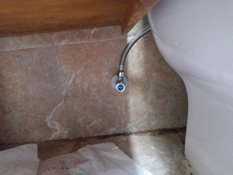 水龍頭角閥更換：關(guān)水管總閘，讓斷掉處的水管內(nèi)的水流干。小區(qū)總閘一般是在樓梯間，電梯間，開關(guān)就在水表旁邊。讓開關(guān)垂直水管即為關(guān)閉。將斷頭管鋸開了一個小口，接下來，就用平口一字螺絲刀，和小榔頭，將斷頭鑿出。用平口螺絲刀刀口對準(zhǔn)斷頭剛被鋸條鋸出的口子的旁邊的管壁，然后用榔頭敲擊螺絲刀的木柄頂部，這樣便可輕易剔除斷頭，只要打開一個小口，后面的用螺絲刀輕輕一撮就全部掉了。 最后安裝角閥或者水龍頭了，需要提前買好匹配的水龍頭或者角閥。在安裝之前，需要先將水膠帶纏繞在角閥或水龍頭絲口上，可以稍微弄點水濕潤一下，更好纏繞，纏繞的時候要采用逆時針方向纏繞。