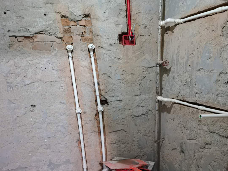 水電管道布線：工人按走向進(jìn)行墻面或地面開槽，開槽過程中，不允許出現(xiàn)墻面橫向開槽大于30cm的現(xiàn)象，因為橫向開槽將破壞整樓的承重，使得抗震能力降低而且墻面容易開裂。如果是保溫墻的話，開很長的橫槽有可能會導(dǎo)致開槽上部的保溫層整體脫落。墻面開槽一般都應(yīng)該是豎向垂直開槽。 埋入管線(包括布線和接好管道)和暗盒，電路施工時先安裝管路，然后再穿導(dǎo)線，這樣可以避免將來換線出現(xiàn)導(dǎo)線無法抽動的現(xiàn)象。穿管不能使用軟管，防止出現(xiàn)死角。同時電路接頭不要裸露在外面，應(yīng)該安裝在線盒內(nèi)，分線盒之間不允許有接頭。