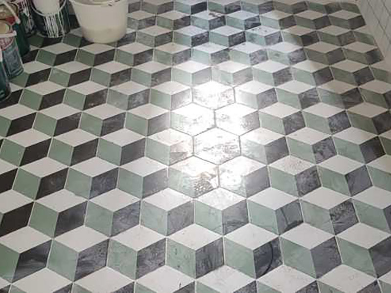 小方磚花磚鋪貼：首先應(yīng)除去基層表面的污垢，油漬，浮灰;除去基層上所有涂料層，膩子層;如果基層未能達到平整度要求，需對基層進行預(yù)先的找平處理。鋪貼瓷磚前需事先找好垂直線，以此為基準鋪貼的瓷磚高低均勻、垂直美觀;此外，施工前在墻體四周需彈出標高控制線，在地面彈出十字線，以控制地磚分隔尺寸。加水后將粘結(jié)劑漿料攪拌至潤滑均勻，無明顯塊狀或糊狀結(jié)塊，攪拌后的漿料靜置5-10分鐘后再稍加攪拌1-2分鐘即可使用。將調(diào)制好的漿料均勻地抹在瓷磚背面，要求漿料飽滿。將瓷磚平整地鋪貼在基層上，使用橡膠錘將瓷磚拍實鋪平。施工過程中，可小幅度轉(zhuǎn)動瓷磚，使?jié){料與瓷磚背面充分接觸。