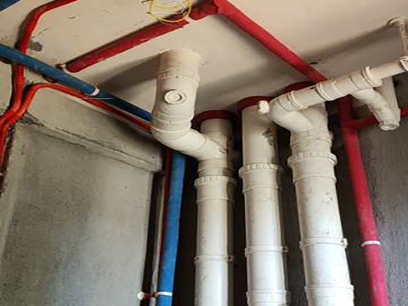 全屋水電開槽布線：水管管路開槽施工方法為先彈線，再開槽。管路開槽按要求必須是平行線與垂直線(如有水電施工圖的對照施工圖更好)。須平行走線的管路一律控制在60-90厘米高(從地面算起)，有水龍頭的管路必須垂直。深度控制在4厘米。線槽開好后施工負(fù)責(zé)人記好開槽管路尺寸、位置。方便以后潔具安裝時知道管路的位置。水路管道安裝之后，用水泥沙子混合封好衛(wèi)生間所有線槽。等線槽和地面填渣干后，再次清洗地面與墻面，墻地面水份干了即可做防水，墻面防水最好作一米高。