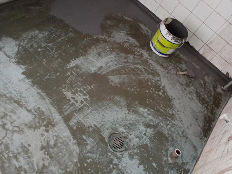 衛(wèi)生間防水貼磚：在地面用水泥砂漿找平一次，等它干透后再做防水。一般的防水施工要做2到3遍，而且防水的順序也是有講究的，比如，要先做完墻面防水再貼墻磚，其次才可以做地面防水，再貼地磚。因?yàn)榈孛娼?jīng)常會(huì)踩來踩去，地面防水如果先做了會(huì)很容易踩壞。一般情況下，在2到3遍的防水層全部做好后，會(huì)有5到7天的固化期，所以自然的，貼瓷磚肯定是要等到這之后才能做。
