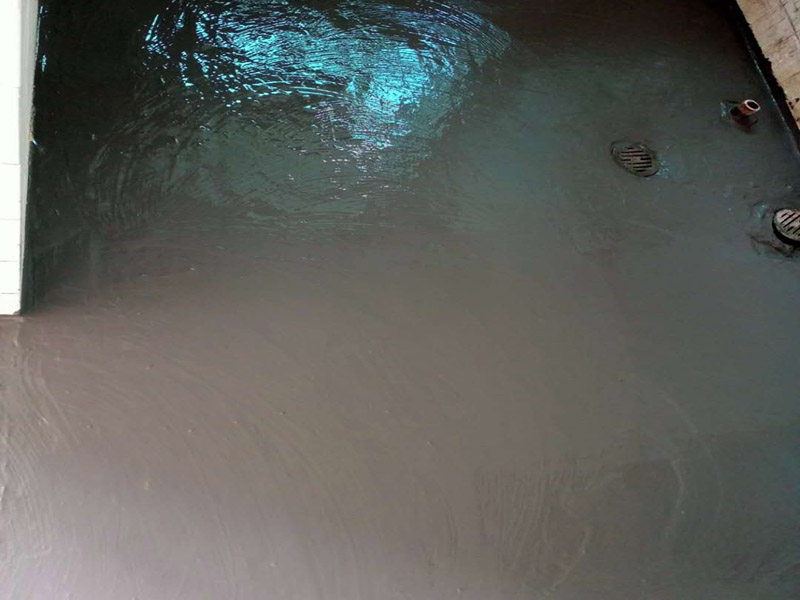 衛(wèi)生間防水貼磚：在地面用水泥砂漿找平一次，等它干透后再做防水。一般的防水施工要做2到3遍，而且防水的順序也是有講究的，比如，要先做完墻面防水再貼墻磚，其次才可以做地面防水，再貼地磚。因?yàn)榈孛娼?jīng)常會(huì)踩來踩去，地面防水如果先做了會(huì)很容易踩壞。一般情況下，在2到3遍的防水層全部做好后，會(huì)有5到7天的固化期，所以自然的，貼瓷磚肯定是要等到這之后才能做。