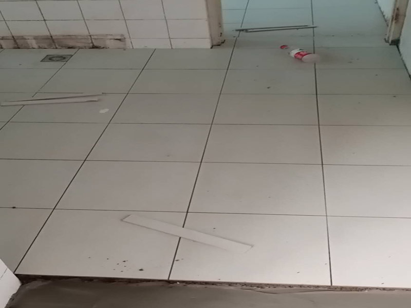 衛(wèi)生間防水貼磚：在地面用水泥砂漿找平一次，等它干透后再做防水。一般的防水施工要做2到3遍，而且防水的順序也是有講究的，比如，要先做完墻面防水再貼墻磚，其次才可以做地面防水，再貼地磚。因?yàn)榈孛娼?jīng)常會(huì)踩來踩去，地面防水如果先做了會(huì)很容易踩壞。一般情況下，在2到3遍的防水層全部做好后，會(huì)有5到7天的固化期，所以自然的，貼瓷磚肯定是要等到這之后才能做。