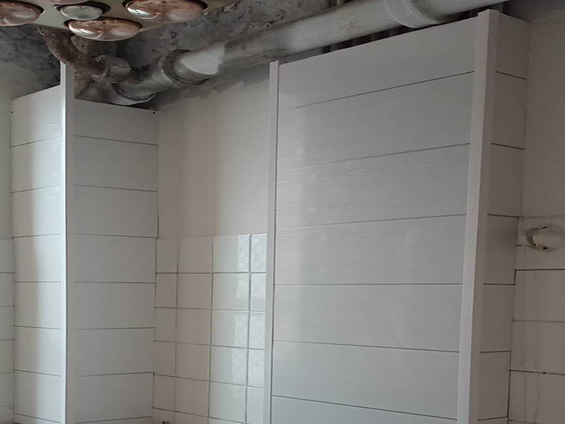 衛(wèi)生間防水貼磚：在地面用水泥砂漿找平一次，等它干透后再做防水。一般的防水施工要做2到3遍，而且防水的順序也是有講究的，比如，要先做完墻面防水再貼墻磚，其次才可以做地面防水，再貼地磚。因?yàn)榈孛娼?jīng)常會(huì)踩來踩去，地面防水如果先做了會(huì)很容易踩壞。一般情況下，在2到3遍的防水層全部做好后，會(huì)有5到7天的固化期，所以自然的，貼瓷磚肯定是要等到這之后才能做。