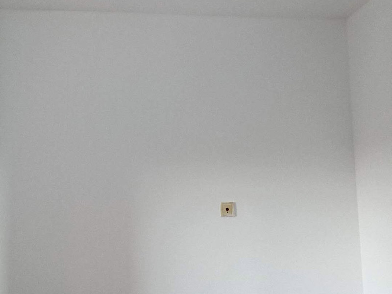 臥室墻面翻新：首先在做翻新的時候一定要把之前的墻面給處理干凈，粉化嚴(yán)重的一定要鏟除干凈。由于之前的墻面有刷過油漆和乳膠漆，所在做完鏟除后一定要做打磨處理，將原來墻體上的結(jié)實的表皮及浮沉全部清理掉，如果說墻體出現(xiàn)小部分的凹陷以及裂縫的話可以用膩子稍微填補一下。在修補的過程中要是沒有做到全面，并且上漆過程已經(jīng)做了的話那就會顯得相當(dāng)?shù)穆闊掀峁こ掏瓿珊蟮脑捲賹]有修補到的地方進(jìn)行修補的話就會很難達(dá)到預(yù)想效果，最大的問題就是會導(dǎo)致色差的問題，所以在修補的時候一定要做到仔細(xì)、全面，不要為后面的工程造成負(fù)擔(dān)。在上面漆之前要裝油漆按照漆桶的說明配比及涂刷，要準(zhǔn)備足夠的量，保證顏色的相同，不要因為量少缺量后來進(jìn)行后補，這樣很容易發(fā)生色差的問題。刷面漆時要選擇質(zhì)量好的刷漆滾筒，這樣刷出來的質(zhì)地才會更加的均勻好看。