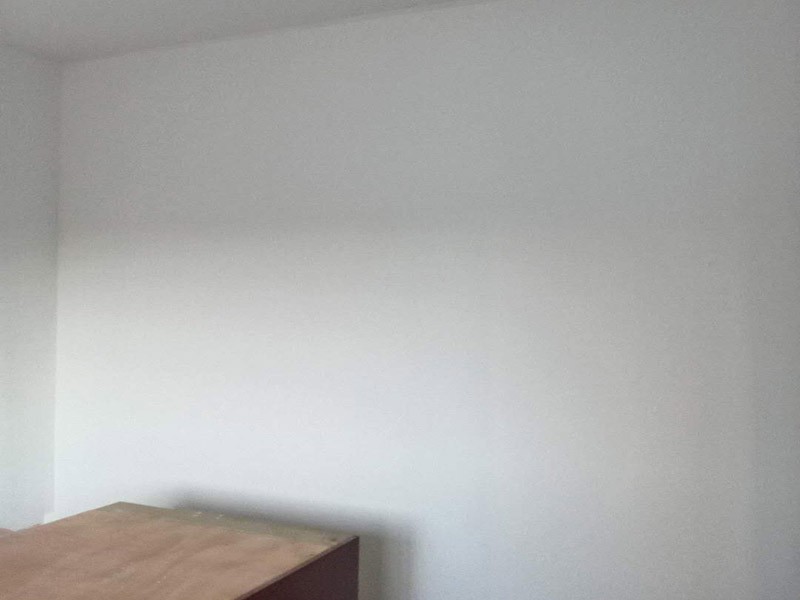 臥室墻面翻新：首先在做翻新的時候一定要把之前的墻面給處理干凈，粉化嚴(yán)重的一定要鏟除干凈。由于之前的墻面有刷過油漆和乳膠漆，所在做完鏟除后一定要做打磨處理，將原來墻體上的結(jié)實的表皮及浮沉全部清理掉，如果說墻體出現(xiàn)小部分的凹陷以及裂縫的話可以用膩子稍微填補一下。在修補的過程中要是沒有做到全面，并且上漆過程已經(jīng)做了的話那就會顯得相當(dāng)?shù)穆闊掀峁こ掏瓿珊蟮脑捲賹]有修補到的地方進(jìn)行修補的話就會很難達(dá)到預(yù)想效果，最大的問題就是會導(dǎo)致色差的問題，所以在修補的時候一定要做到仔細(xì)、全面，不要為后面的工程造成負(fù)擔(dān)。在上面漆之前要裝油漆按照漆桶的說明配比及涂刷，要準(zhǔn)備足夠的量，保證顏色的相同，不要因為量少缺量后來進(jìn)行后補，這樣很容易發(fā)生色差的問題。刷面漆時要選擇質(zhì)量好的刷漆滾筒，這樣刷出來的質(zhì)地才會更加的均勻好看。