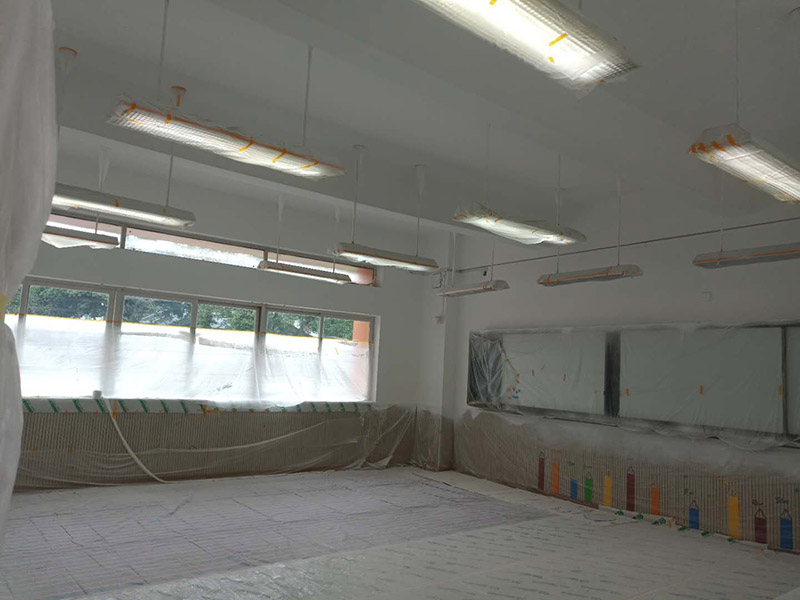 幼兒園翻新裝修:基層處理：將墻面起皮及松動處清除干凈，并用水泥砂漿補(bǔ)抹。有裂縫的地方一般用牛皮紙帶和白乳膠貼住裂縫。一般輕體墻和保溫墻等非承重墻需要貼布，盡量選擇質(zhì)地好一點(diǎn)的墻布和白乳膠或網(wǎng)格布，網(wǎng)格布相對防裂效果會更好一點(diǎn)。 刷界面劑：界面劑能夠增強(qiáng)對基層的粘結(jié)力，避免了抹灰層空鼓、起殼的現(xiàn)象，從而代替人工鑿毛處理，省時省力。在刷界面劑時，一定都要刷到刷勻。 墻面找平：凹凸不平的墻面需要找平，對于墻面不平的地方要用粉刷石膏找平，使得墻面的誤差不超過3毫米。陰陽角如果不直的話，也需要用粉刷石膏，并且用靠尺靠直。 打磨：打磨是漆工步驟中很關(guān)鍵的一步，打磨好了，最后上漆的效果才能好。盡量用較細(xì)的砂紙，如果砂紙?zhí)值脑挄粝潞苌畹纳昂邸?刷面漆：不要加過量的水，會影響漆膜厚度、手感和漆膜的硬度。盡量選擇好一點(diǎn)的工具。涂刷主要注意墻角、每滾中間接茬部分和收漆方向。面漆一般刷兩遍即可。