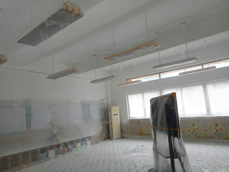 幼兒園翻新裝修:基層處理：將墻面起皮及松動處清除干凈，并用水泥砂漿補(bǔ)抹。有裂縫的地方一般用牛皮紙帶和白乳膠貼住裂縫。一般輕體墻和保溫墻等非承重墻需要貼布，盡量選擇質(zhì)地好一點(diǎn)的墻布和白乳膠或網(wǎng)格布，網(wǎng)格布相對防裂效果會更好一點(diǎn)。 刷界面劑：界面劑能夠增強(qiáng)對基層的粘結(jié)力，避免了抹灰層空鼓、起殼的現(xiàn)象，從而代替人工鑿毛處理，省時省力。在刷界面劑時，一定都要刷到刷勻。 墻面找平：凹凸不平的墻面需要找平，對于墻面不平的地方要用粉刷石膏找平，使得墻面的誤差不超過3毫米。陰陽角如果不直的話，也需要用粉刷石膏，并且用靠尺靠直。 打磨：打磨是漆工步驟中很關(guān)鍵的一步，打磨好了，最后上漆的效果才能好。盡量用較細(xì)的砂紙，如果砂紙?zhí)值脑挄粝潞苌畹纳昂邸?刷面漆：不要加過量的水，會影響漆膜厚度、手感和漆膜的硬度。盡量選擇好一點(diǎn)的工具。涂刷主要注意墻角、每滾中間接茬部分和收漆方向。面漆一般刷兩遍即可。