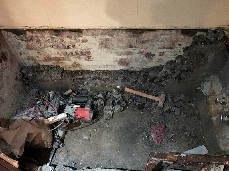 磚砌浴缸拆除防水：一般衛(wèi)浴間滲漏水都是建筑的細部構(gòu)造出了問題。地漏、墻角、管根這3個地方由于接口較多，易出現(xiàn)縫隙，因此這3個地方一般比較容易出現(xiàn)滲漏水。此外，若浴缸或是淋浴房下水口與下水管接口不嚴密，容易發(fā)生縫隙，出現(xiàn)滲漏水。衛(wèi)浴間的防水工作要做好，不然出現(xiàn)漏水問題是挺麻煩的事。 由于涂料能嚴密地包住管道與地面，滲入縫隙，干燥后不會收縮，因此比防水水泥等剛性材料更適合用于衛(wèi)浴間這種管道、縫隙較多的小面積房屋。