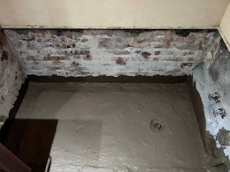 磚砌浴缸拆除防水：一般衛(wèi)浴間滲漏水都是建筑的細部構(gòu)造出了問題。地漏、墻角、管根這3個地方由于接口較多，易出現(xiàn)縫隙，因此這3個地方一般比較容易出現(xiàn)滲漏水。此外，若浴缸或是淋浴房下水口與下水管接口不嚴密，容易發(fā)生縫隙，出現(xiàn)滲漏水。衛(wèi)浴間的防水工作要做好，不然出現(xiàn)漏水問題是挺麻煩的事。 由于涂料能嚴密地包住管道與地面，滲入縫隙，干燥后不會收縮，因此比防水水泥等剛性材料更適合用于衛(wèi)浴間這種管道、縫隙較多的小面積房屋。