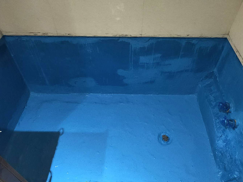 磚砌浴缸拆除防水：一般衛(wèi)浴間滲漏水都是建筑的細部構(gòu)造出了問題。地漏、墻角、管根這3個地方由于接口較多，易出現(xiàn)縫隙，因此這3個地方一般比較容易出現(xiàn)滲漏水。此外，若浴缸或是淋浴房下水口與下水管接口不嚴密，容易發(fā)生縫隙，出現(xiàn)滲漏水。衛(wèi)浴間的防水工作要做好，不然出現(xiàn)漏水問題是挺麻煩的事。 由于涂料能嚴密地包住管道與地面，滲入縫隙，干燥后不會收縮，因此比防水水泥等剛性材料更適合用于衛(wèi)浴間這種管道、縫隙較多的小面積房屋。