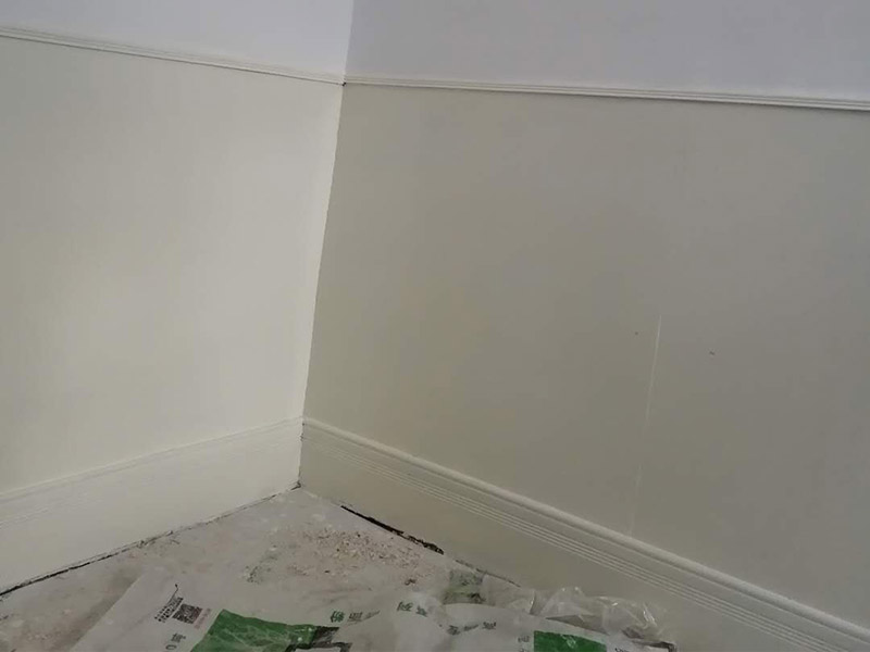 老房墻面刷漆翻新：毛坯的墻體或者已經(jīng)做好1道膩?zhàn)訉拥姆孔?，基層要求基層必須平整?jiān)固。不得有粉化、起砂、空鼓、脫落等現(xiàn)象。基層不平和坑洼面應(yīng)該配套膩?zhàn)庸纹?。陰陽角必須通過彈墨線來找垂直的鋁通來衡量水平垂直的整度。后一遍膩?zhàn)討?yīng)在前一遍膩?zhàn)油耆珊蠓侥苁┕ぁ?內(nèi)墻乳膠漆，在墻砌好后，是在抹灰完成后，總包單位會(huì)進(jìn)行兩道抹灰，第二道的時(shí)候基面加以修飾效果的補(bǔ)平。所以一般都會(huì)批膩?zhàn)?，膩?zhàn)拥淖饔檬亲寜γ娓秸稽c(diǎn)。刮膩?zhàn)雍?，總有些高低不平，或者基層不是很平整的面。這個(gè)時(shí)候，需要砂紙出動(dòng)，進(jìn)行手工的打磨，修復(fù)。中間還可以用太陽燈照明，便于檢查平整度。再用砂紙打磨，不斷的完善。