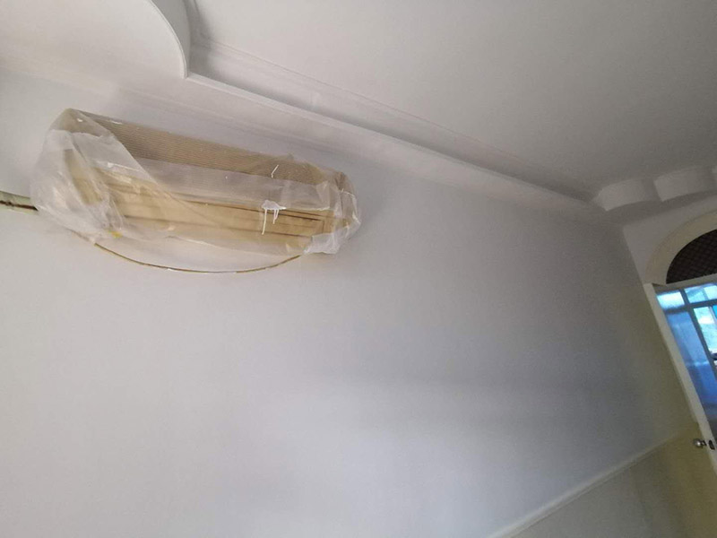 老房墻面刷漆翻新：毛坯的墻體或者已經(jīng)做好1道膩?zhàn)訉拥姆孔樱鶎右蠡鶎颖仨毱秸麍?jiān)固。不得有粉化、起砂、空鼓、脫落等現(xiàn)象。基層不平和坑洼面應(yīng)該配套膩?zhàn)庸纹?。陰陽角必須通過彈墨線來找垂直的鋁通來衡量水平垂直的整度。后一遍膩?zhàn)討?yīng)在前一遍膩?zhàn)油耆珊蠓侥苁┕ぁ?內(nèi)墻乳膠漆，在墻砌好后，是在抹灰完成后，總包單位會(huì)進(jìn)行兩道抹灰，第二道的時(shí)候基面加以修飾效果的補(bǔ)平。所以一般都會(huì)批膩?zhàn)?，膩?zhàn)拥淖饔檬亲寜γ娓秸稽c(diǎn)。刮膩?zhàn)雍?，總有些高低不平，或者基層不是很平整的面。這個(gè)時(shí)候，需要砂紙出動(dòng)，進(jìn)行手工的打磨，修復(fù)。中間還可以用太陽燈照明，便于檢查平整度。再用砂紙打磨，不斷的完善。