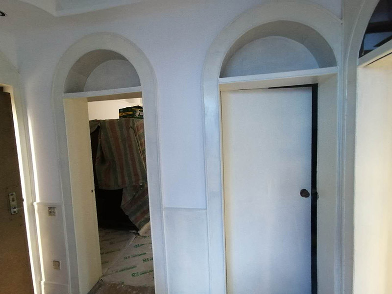 老房墻面刷漆翻新：毛坯的墻體或者已經(jīng)做好1道膩?zhàn)訉拥姆孔?，基層要求基層必須平整?jiān)固。不得有粉化、起砂、空鼓、脫落等現(xiàn)象。基層不平和坑洼面應(yīng)該配套膩?zhàn)庸纹?。陰陽角必須通過彈墨線來找垂直的鋁通來衡量水平垂直的整度。后一遍膩?zhàn)討?yīng)在前一遍膩?zhàn)油耆珊蠓侥苁┕ぁ?內(nèi)墻乳膠漆，在墻砌好后，是在抹灰完成后，總包單位會(huì)進(jìn)行兩道抹灰，第二道的時(shí)候基面加以修飾效果的補(bǔ)平。所以一般都會(huì)批膩?zhàn)?，膩?zhàn)拥淖饔檬亲寜γ娓秸稽c(diǎn)。刮膩?zhàn)雍?，總有些高低不平，或者基層不是很平整的面。這個(gè)時(shí)候，需要砂紙出動(dòng)，進(jìn)行手工的打磨，修復(fù)。中間還可以用太陽燈照明，便于檢查平整度。再用砂紙打磨，不斷的完善。