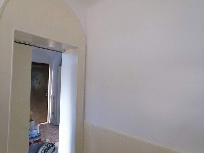 老房墻面刷漆翻新：毛坯的墻體或者已經(jīng)做好1道膩?zhàn)訉拥姆孔?，基層要求基層必須平整?jiān)固。不得有粉化、起砂、空鼓、脫落等現(xiàn)象?；鶎硬黄胶涂油菝鎽?yīng)該配套膩?zhàn)庸纹?。陰陽角必須通過彈墨線來找垂直的鋁通來衡量水平垂直的整度。后一遍膩?zhàn)討?yīng)在前一遍膩?zhàn)油耆珊蠓侥苁┕ぁ?內(nèi)墻乳膠漆，在墻砌好后，是在抹灰完成后，總包單位會(huì)進(jìn)行兩道抹灰，第二道的時(shí)候基面加以修飾效果的補(bǔ)平。所以一般都會(huì)批膩?zhàn)?，膩?zhàn)拥淖饔檬亲寜γ娓秸稽c(diǎn)。刮膩?zhàn)雍?，總有些高低不平，或者基層不是很平整的面。這個(gè)時(shí)候，需要砂紙出動(dòng)，進(jìn)行手工的打磨，修復(fù)。中間還可以用太陽燈照明，便于檢查平整度。再用砂紙打磨，不斷的完善。