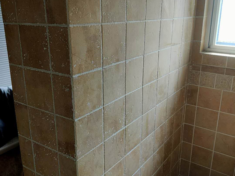 瓷磚空鼓脫落鋪貼:將挑選好的瓷磚浸泡在水盆里，浸泡時(shí)間按瓷磚的密度而定，以水盆里不出水泡為好，說明瓷磚內(nèi)部已無空氣。瓷磚泡好后，將瓷磚從水盆里拿出來，瀝瀝水，瓷磚有水較滑，動(dòng)作要輕巧小心，以免瓷磚滑落摔破。晾干后，瓷磚鋪貼平整，也要求墻壁本身要平整，用直尺在毛坯房墻面找平。將801膠水與水按1：5的比例調(diào)配，膠水取代傳統(tǒng)的黃沙讓泥漿更有粘性。墻面如果有不平整的地方，用鏟刀修理平整，再用直尺檢測(cè)全部平整才合格。在墻壁上涂一層防水涂料，以防止衛(wèi)浴間的水汽滲進(jìn)墻壁。這個(gè)步驟很重要，一定不可省略。