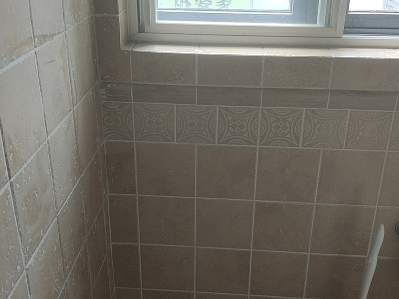 瓷磚空鼓脫落鋪貼:將挑選好的瓷磚浸泡在水盆里，浸泡時(shí)間按瓷磚的密度而定，以水盆里不出水泡為好，說明瓷磚內(nèi)部已無空氣。瓷磚泡好后，將瓷磚從水盆里拿出來，瀝瀝水，瓷磚有水較滑，動(dòng)作要輕巧小心，以免瓷磚滑落摔破。晾干后，瓷磚鋪貼平整，也要求墻壁本身要平整，用直尺在毛坯房墻面找平。將801膠水與水按1：5的比例調(diào)配，膠水取代傳統(tǒng)的黃沙讓泥漿更有粘性。墻面如果有不平整的地方，用鏟刀修理平整，再用直尺檢測(cè)全部平整才合格。在墻壁上涂一層防水涂料，以防止衛(wèi)浴間的水汽滲進(jìn)墻壁。這個(gè)步驟很重要，一定不可省略。