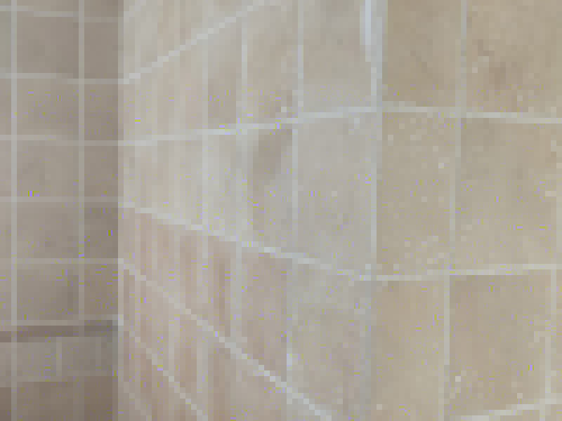 瓷磚空鼓脫落鋪貼:將挑選好的瓷磚浸泡在水盆里，浸泡時(shí)間按瓷磚的密度而定，以水盆里不出水泡為好，說明瓷磚內(nèi)部已無空氣。瓷磚泡好后，將瓷磚從水盆里拿出來，瀝瀝水，瓷磚有水較滑，動(dòng)作要輕巧小心，以免瓷磚滑落摔破。晾干后，瓷磚鋪貼平整，也要求墻壁本身要平整，用直尺在毛坯房墻面找平。將801膠水與水按1：5的比例調(diào)配，膠水取代傳統(tǒng)的黃沙讓泥漿更有粘性。墻面如果有不平整的地方，用鏟刀修理平整，再用直尺檢測(cè)全部平整才合格。在墻壁上涂一層防水涂料，以防止衛(wèi)浴間的水汽滲進(jìn)墻壁。這個(gè)步驟很重要，一定不可省略。