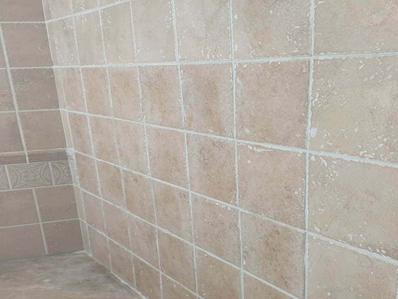 瓷磚空鼓脫落鋪貼:將挑選好的瓷磚浸泡在水盆里，浸泡時(shí)間按瓷磚的密度而定，以水盆里不出水泡為好，說明瓷磚內(nèi)部已無空氣。瓷磚泡好后，將瓷磚從水盆里拿出來，瀝瀝水，瓷磚有水較滑，動(dòng)作要輕巧小心，以免瓷磚滑落摔破。晾干后，瓷磚鋪貼平整，也要求墻壁本身要平整，用直尺在毛坯房墻面找平。將801膠水與水按1：5的比例調(diào)配，膠水取代傳統(tǒng)的黃沙讓泥漿更有粘性。墻面如果有不平整的地方，用鏟刀修理平整，再用直尺檢測(cè)全部平整才合格。在墻壁上涂一層防水涂料，以防止衛(wèi)浴間的水汽滲進(jìn)墻壁。這個(gè)步驟很重要，一定不可省略。