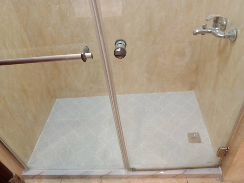 衛(wèi)生間改造潔具安裝：首先衛(wèi)浴潔具安裝前應(yīng)該先布局水電安裝一貼浴室墻磚一然后浴室吊頂(要安裝浴霸的童鞋需要預(yù)留通風(fēng)口或者同時(shí)安裝浴霸)一鋪設(shè)浴室地磚(此時(shí)要考慮其他潔具的進(jìn)水口跟出水口預(yù)留，還有如果考慮安裝蹲便器需要同時(shí)安裝)一安裝三角閥(三角閥的作用是方便日后衛(wèi)浴維修跟控制水流)一然后可以依次安裝馬桶、洗面盆或者浴室柜、浴盆浴缸等一然后才是安裝燈具、插座、跟鏡子一其他五金配件(如安裝毛巾環(huán)、安裝毛巾架等)。