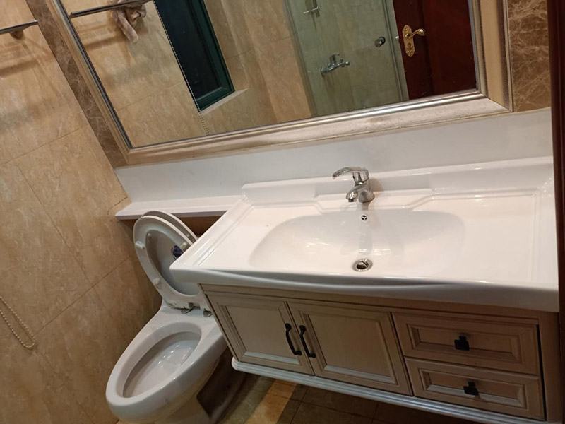 衛(wèi)生間改造潔具安裝：首先衛(wèi)浴潔具安裝前應(yīng)該先布局水電安裝一貼浴室墻磚一然后浴室吊頂(要安裝浴霸的童鞋需要預(yù)留通風(fēng)口或者同時(shí)安裝浴霸)一鋪設(shè)浴室地磚(此時(shí)要考慮其他潔具的進(jìn)水口跟出水口預(yù)留，還有如果考慮安裝蹲便器需要同時(shí)安裝)一安裝三角閥(三角閥的作用是方便日后衛(wèi)浴維修跟控制水流)一然后可以依次安裝馬桶、洗面盆或者浴室柜、浴盆浴缸等一然后才是安裝燈具、插座、跟鏡子一其他五金配件(如安裝毛巾環(huán)、安裝毛巾架等)。