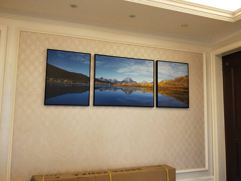 走廊掛畫(huà)安裝：下水平線齊平的做法，隨意感較強(qiáng)。照片最好表達(dá)同一主題，并采用統(tǒng)一樣式和顏色的畫(huà)框，整體裝飾效果更好。上水平線齊平的做法，既有靈動(dòng)的裝飾感，又不顯得凌亂。如果照片的顏色反差較大，最好采用統(tǒng)一樣式和顏色的畫(huà)框來(lái)協(xié)調(diào)。在重復(fù)懸掛同一尺寸的裝飾畫(huà)時(shí)，畫(huà)間距最好不超過(guò)畫(huà)的1/5，這樣能具有整體的裝飾性，不分散。多幅畫(huà)重復(fù)懸掛能制造強(qiáng)大的視覺(jué)沖擊力，不適合房高不足的房間。裝飾畫(huà)的總寬比被裝飾物略窄，并且均衡分布。圖片建議選擇同一色調(diào)或是同一系列的內(nèi)容。