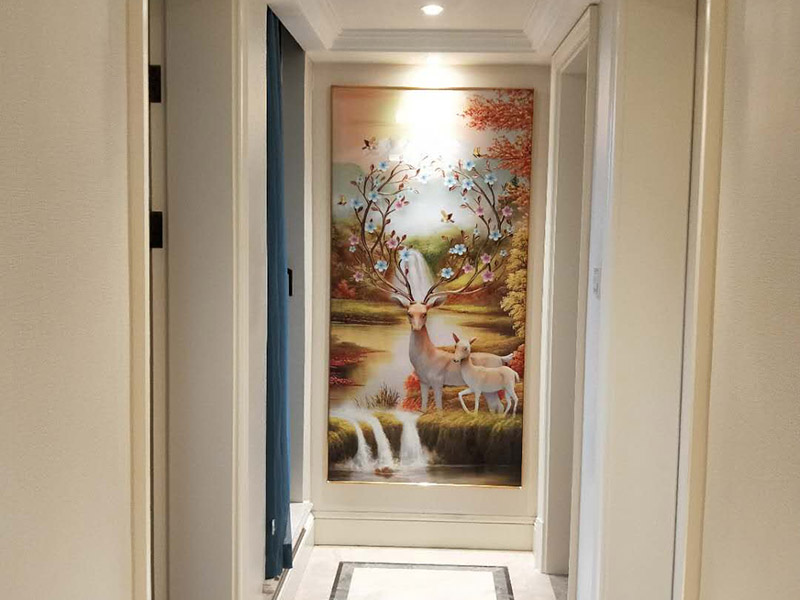 走廊掛畫(huà)安裝：下水平線齊平的做法，隨意感較強(qiáng)。照片最好表達(dá)同一主題，并采用統(tǒng)一樣式和顏色的畫(huà)框，整體裝飾效果更好。上水平線齊平的做法，既有靈動(dòng)的裝飾感，又不顯得凌亂。如果照片的顏色反差較大，最好采用統(tǒng)一樣式和顏色的畫(huà)框來(lái)協(xié)調(diào)。在重復(fù)懸掛同一尺寸的裝飾畫(huà)時(shí)，畫(huà)間距最好不超過(guò)畫(huà)的1/5，這樣能具有整體的裝飾性，不分散。多幅畫(huà)重復(fù)懸掛能制造強(qiáng)大的視覺(jué)沖擊力，不適合房高不足的房間。裝飾畫(huà)的總寬比被裝飾物略窄，并且均衡分布。圖片建議選擇同一色調(diào)或是同一系列的內(nèi)容。